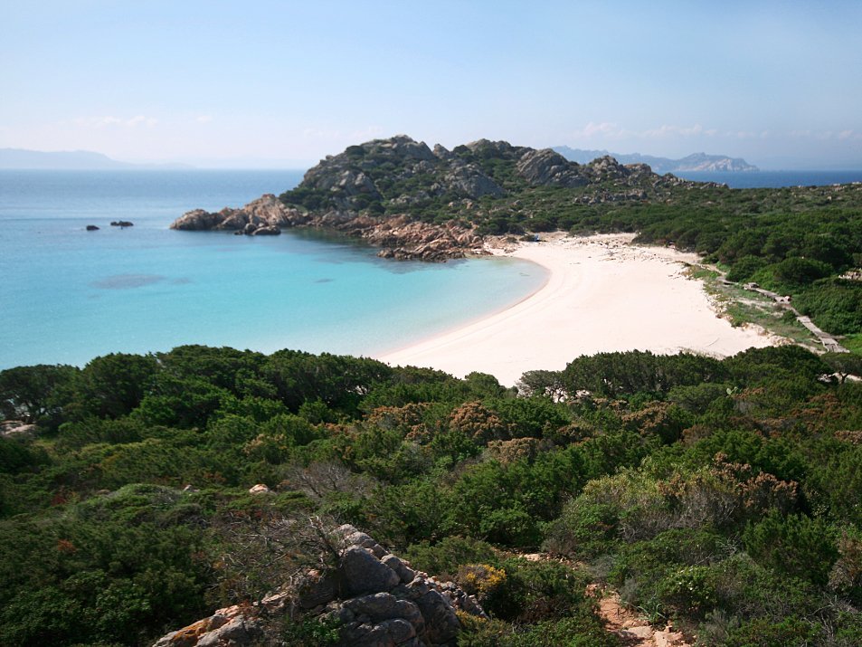 roze strand Sardinië La Maddalena