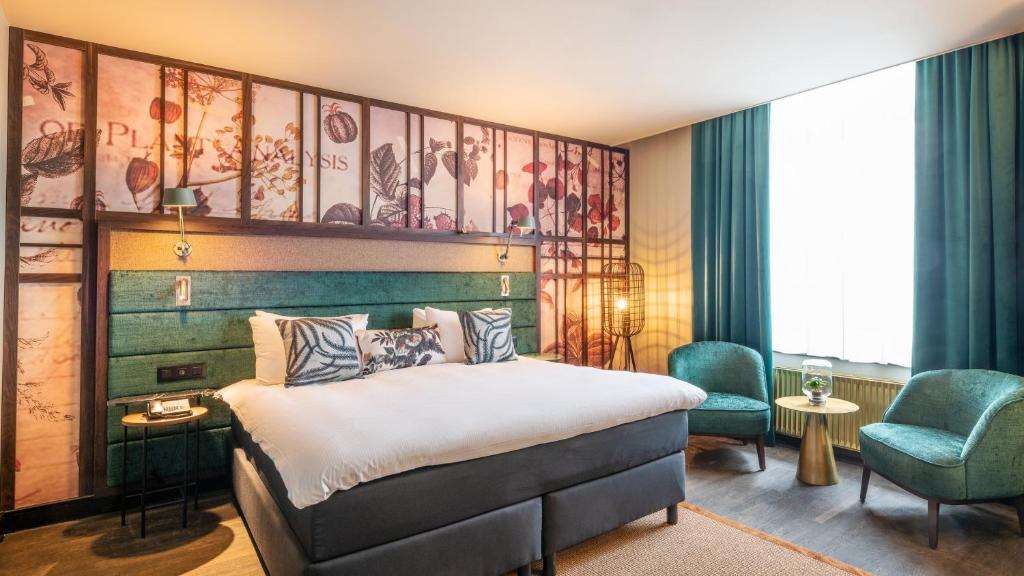 een hotelkamer met een bed en een stoel bij Hotel Indigo Brussels - City by IHG in Brussel