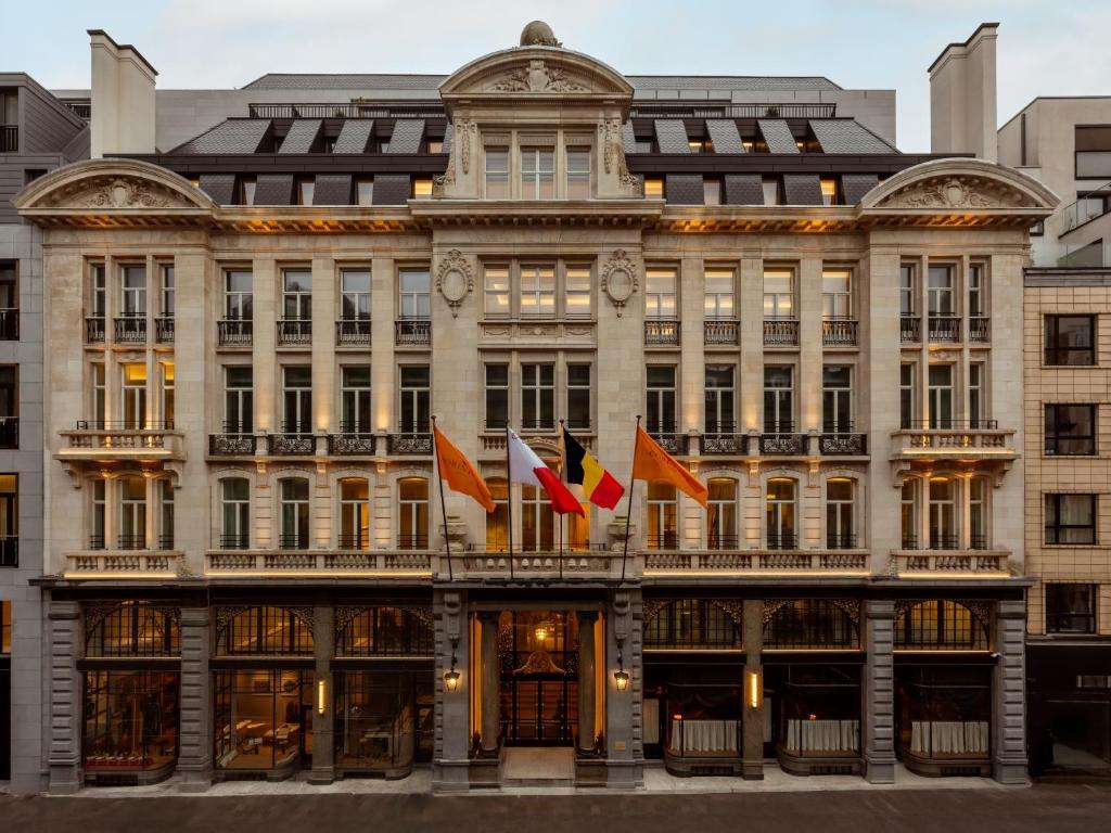 een gebouw met vlaggen ervoor bij Corinthia Grand Hotel Astoria Brussels in Brussel