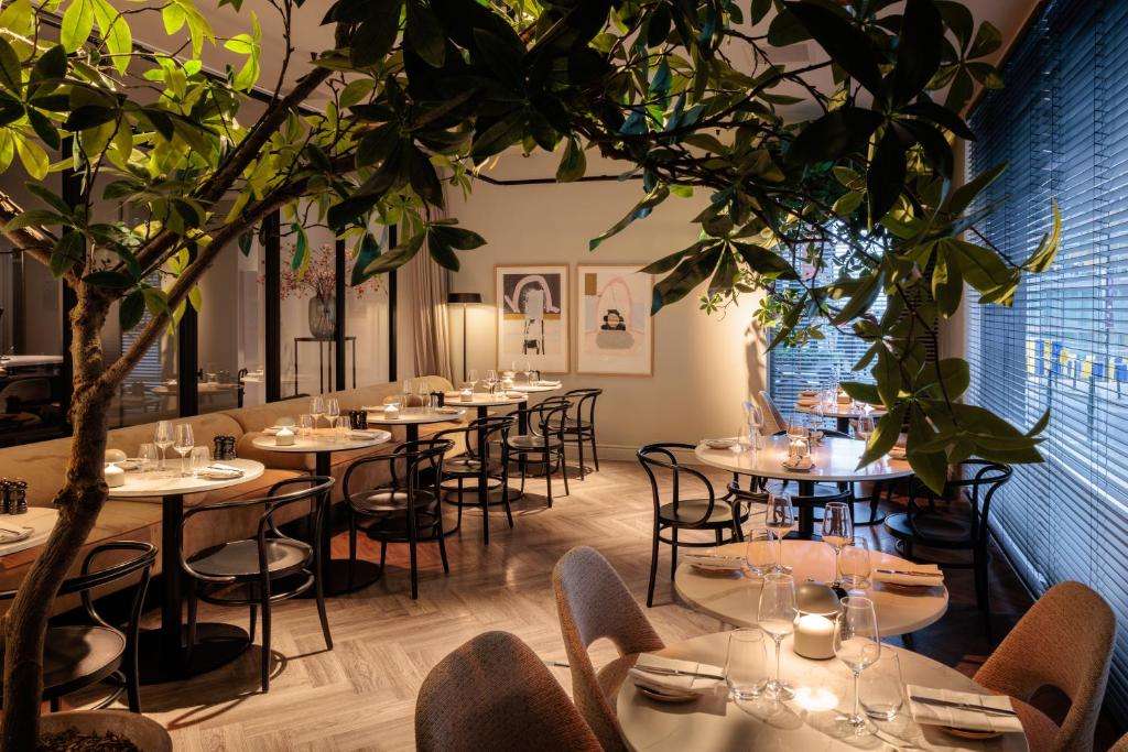 een rij tafels en stoelen in een restaurant bij Pillows City Hotel Brussels Centre in Brussel